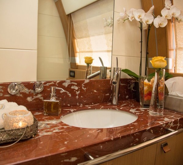 ISA Motor yacht SAMJA - Guest ensuite