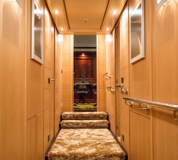 ISA Motor yacht SAMJA - Guest foyer