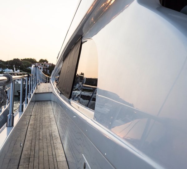 ISA Motor yacht SAMJA - Side deck