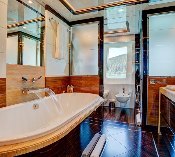 Icon Motor Yacht PARTY GIRL - Master ensuite