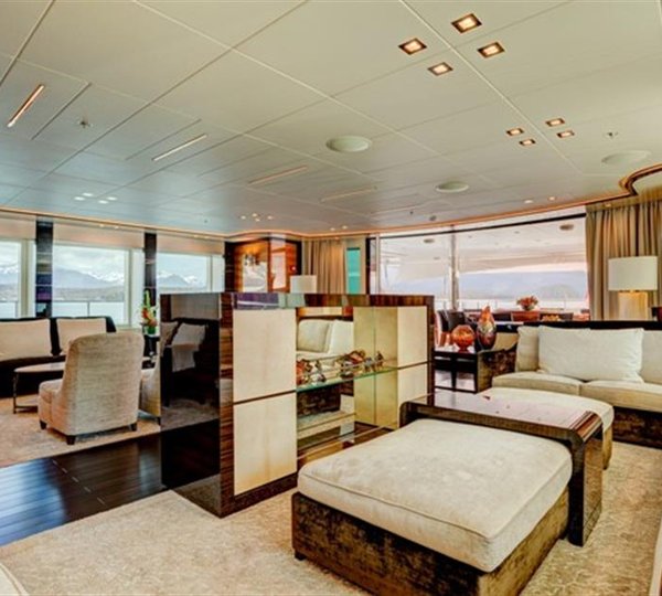 Icon Motor Yacht PARTY GIRL - Skylounge