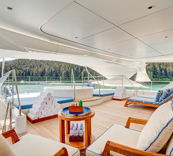 Icon Motor Yacht PARTY GIRL - Sundeck