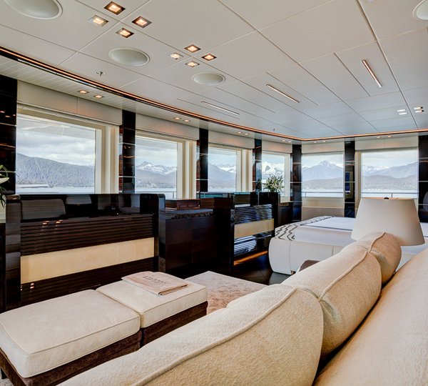 Icon Motor Yacht PARTY GIRL - VIP cabin view forward