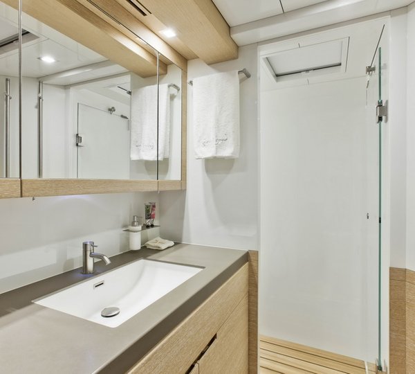 Interior of SY Feelin Good