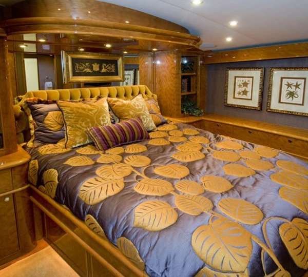 JB70 Yacht Ravaganza - Master Stateroom