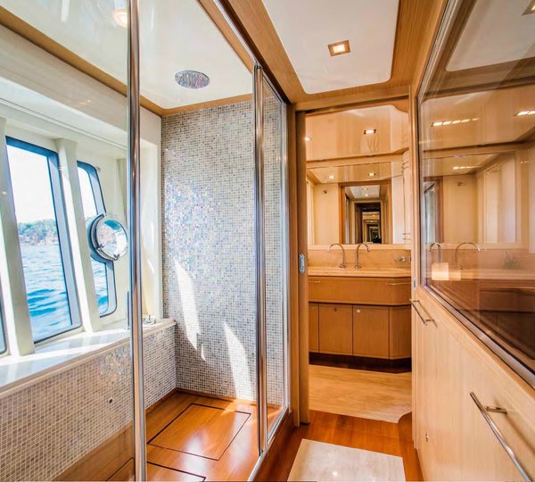 JULIE M - Master ensuite