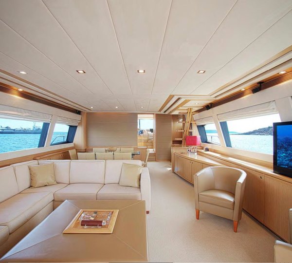 JULIE M - Salon view forward