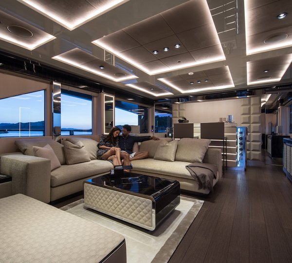 KALLIENTE saloon with models - Photo Jeff Brown