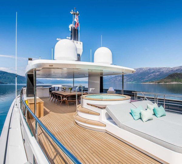 Kamino - exterior living spaces Copyright-Feadship