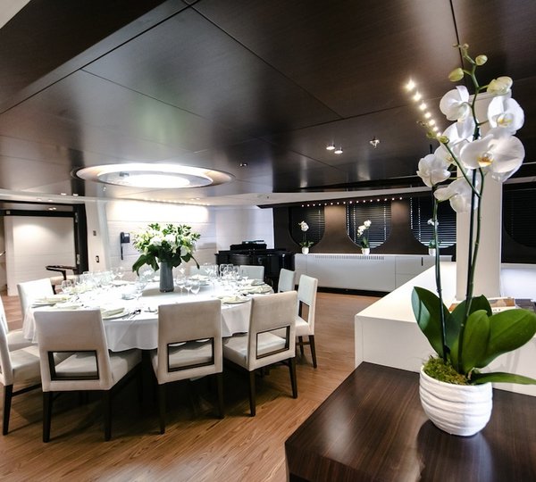 Katina yacht - dining