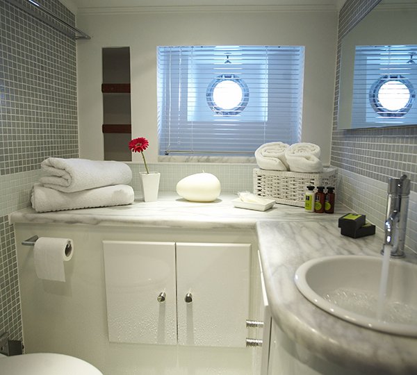 Ketch EFI -  Guest Ensuite 2