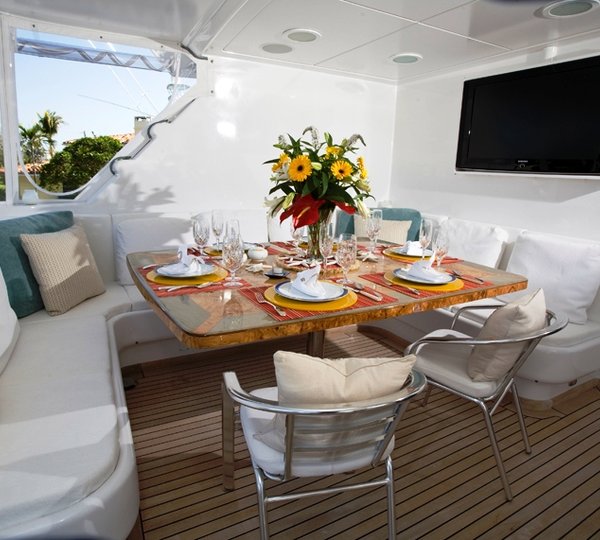 Kipany - Bridge Deck Dining