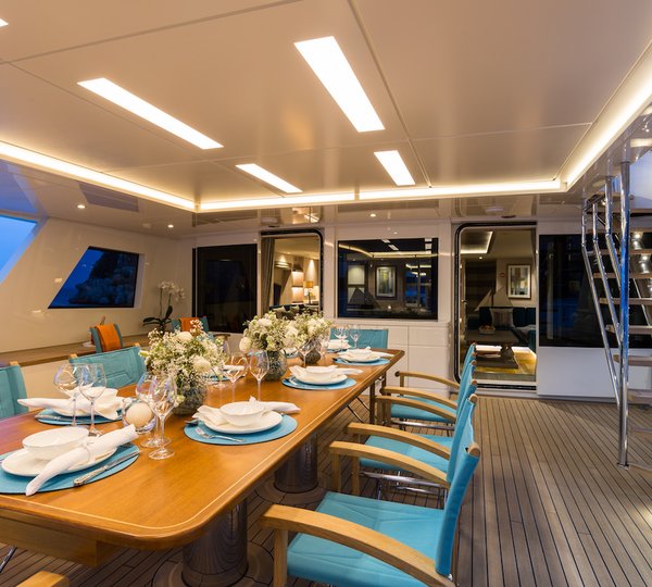 LA PASSION - alfresco dining. Photo courtesy of Jeff Brown