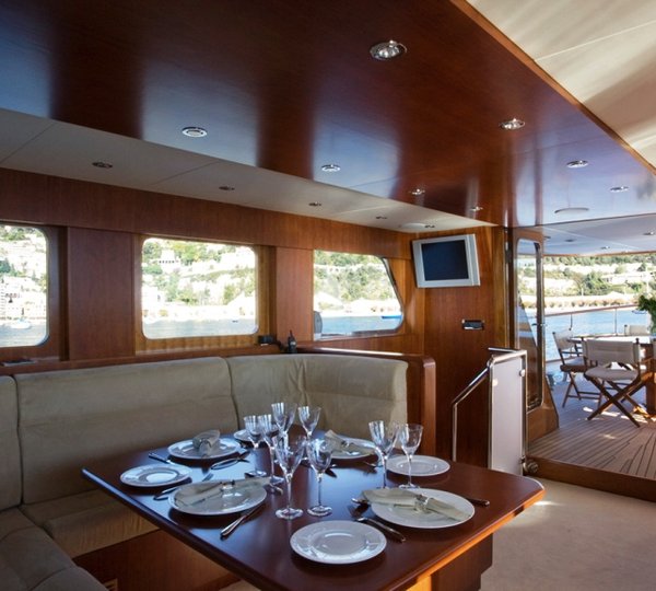 LABRADOR Salon Dining