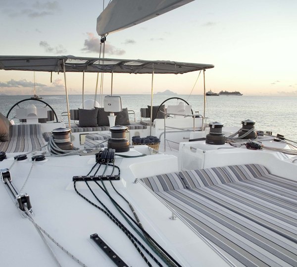 LADY BOU BOU - Flybridge Sunpads