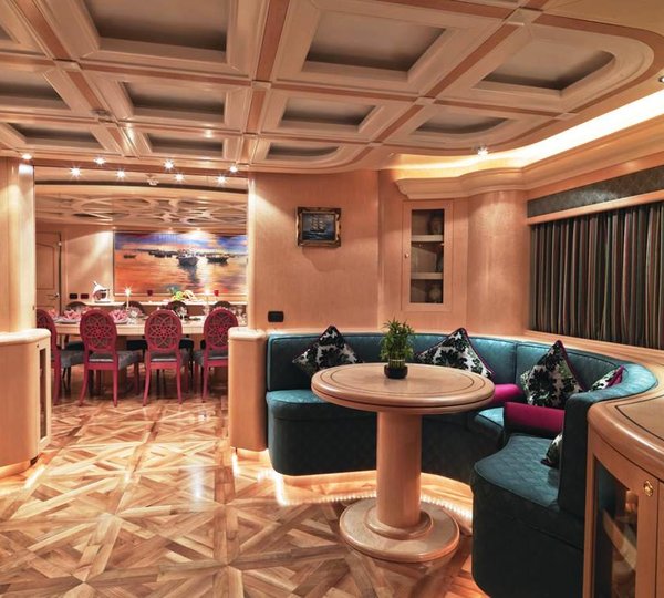 LADY FERYAL -  Main Salon 2