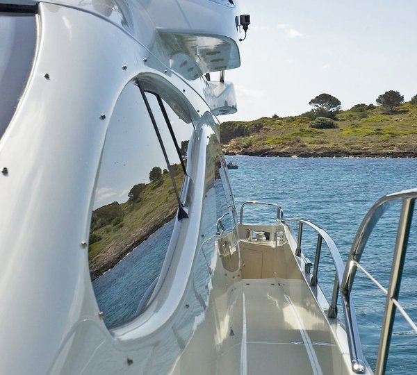 LADY RENEE -  Side Deck