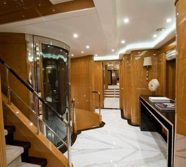 LADY SHEILA -  Coridor