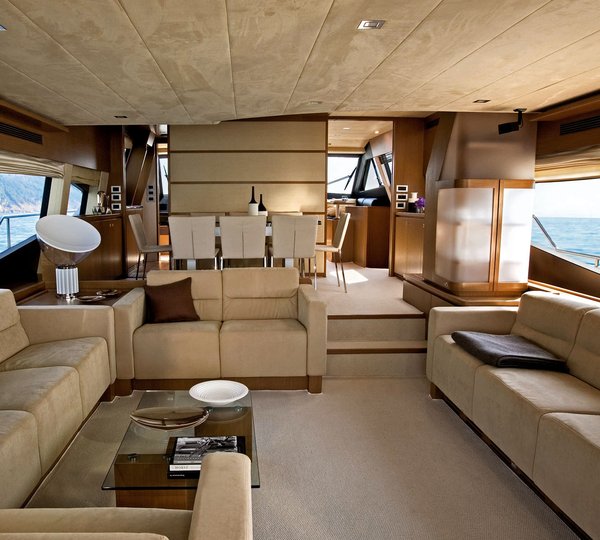 LAVITALEBELA - Saloon