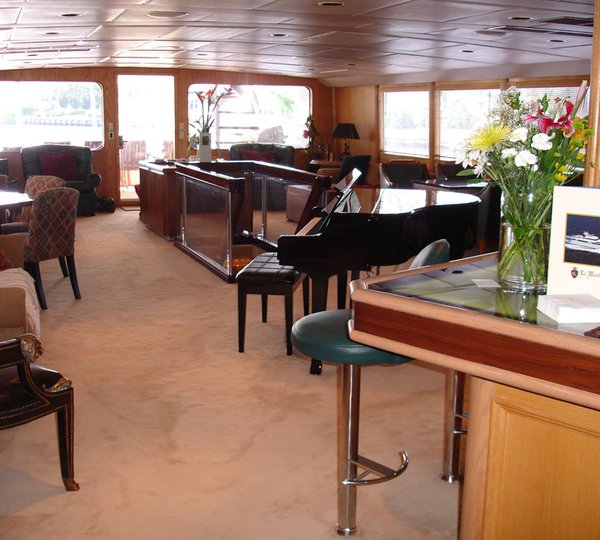 LE MONTRACHET -  Salon looking Aft