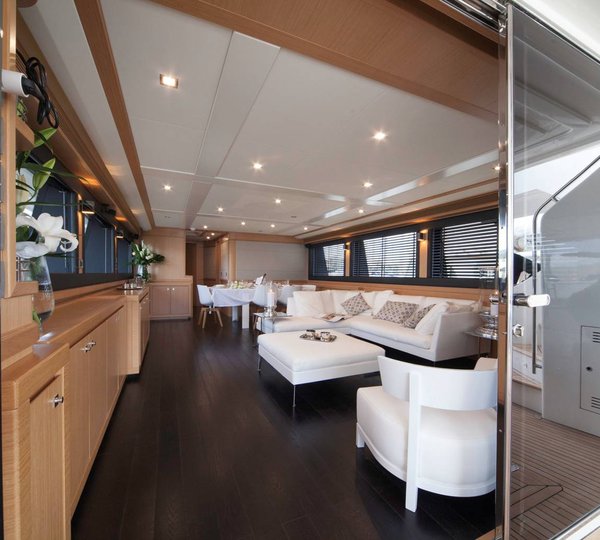 LE PETIT BATEAU - Main Salon from entrance