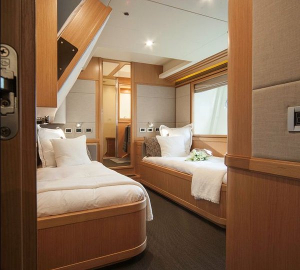 LE PETIT BATEAU - Twin Cabin