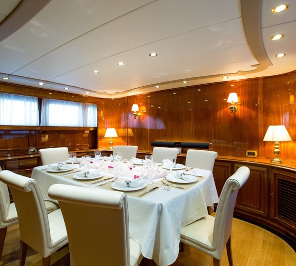 LIBERTUS - Formal dining