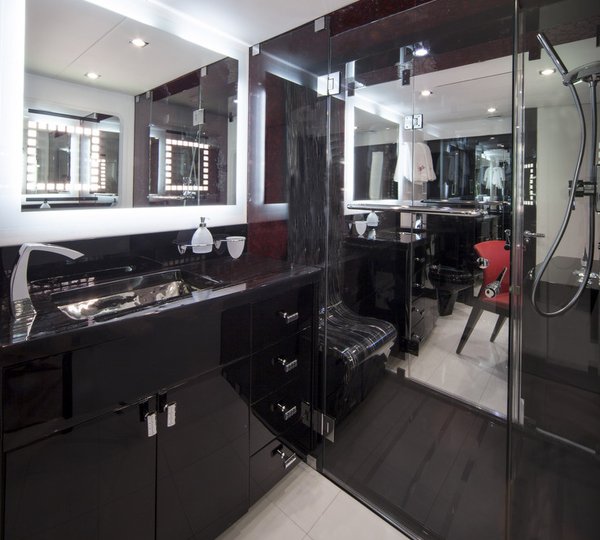 LSX95 superyacht - Master Head