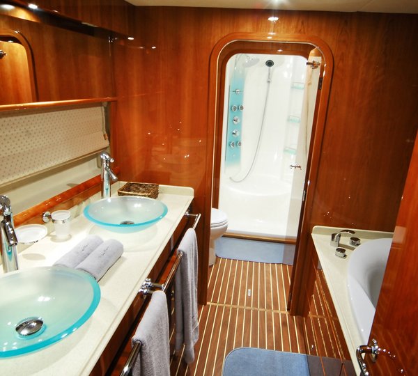 Lady Alliaura - Bathroom