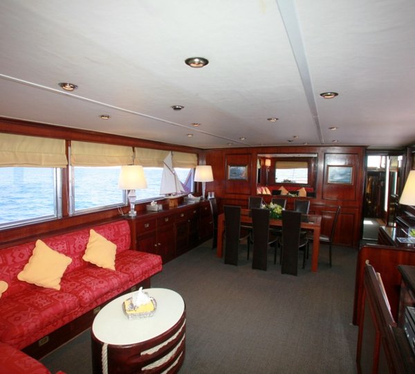 Lady Roxanne -  Salon