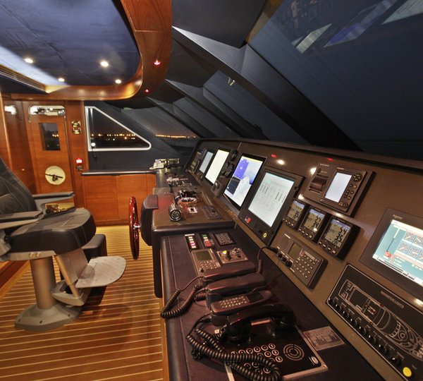 Lady Tahiti Yacht - Wheelhouse