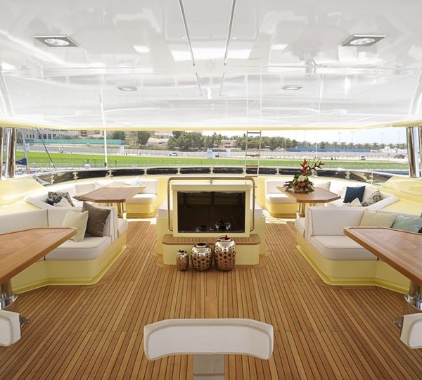 Lady Tahiti Yacht - flybridge seating area