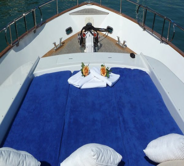 Lady Tatiana of London -  Foredeck with Sunpads