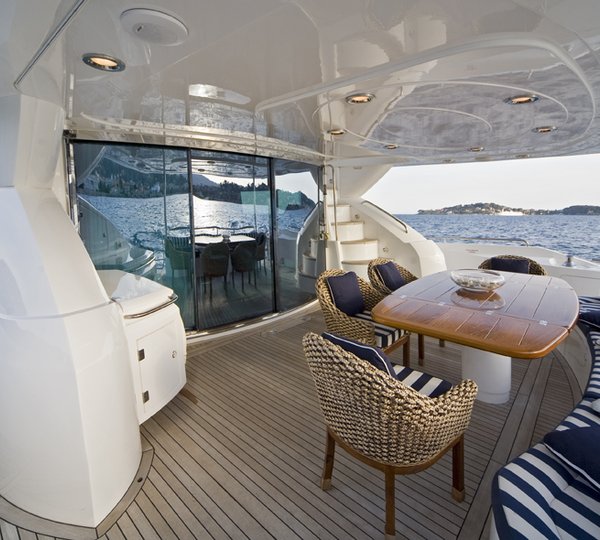 Lady Zehava - Al fresco dining