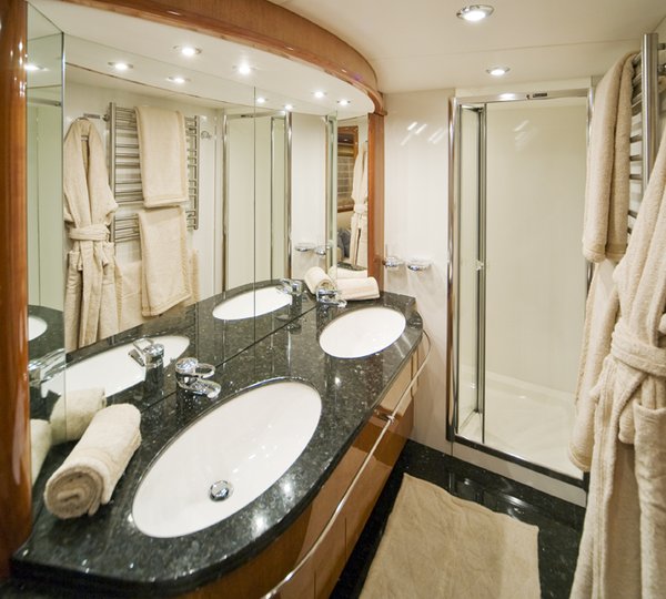 Lady Zehava yacht - bathroom