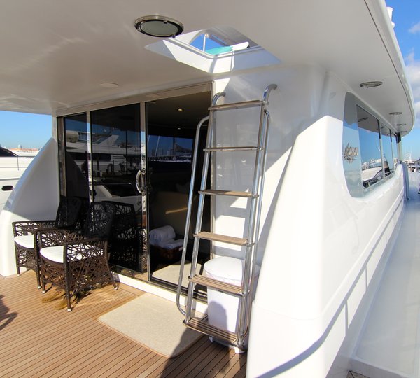 Lazzara 76 PLAN B - Aft Deck