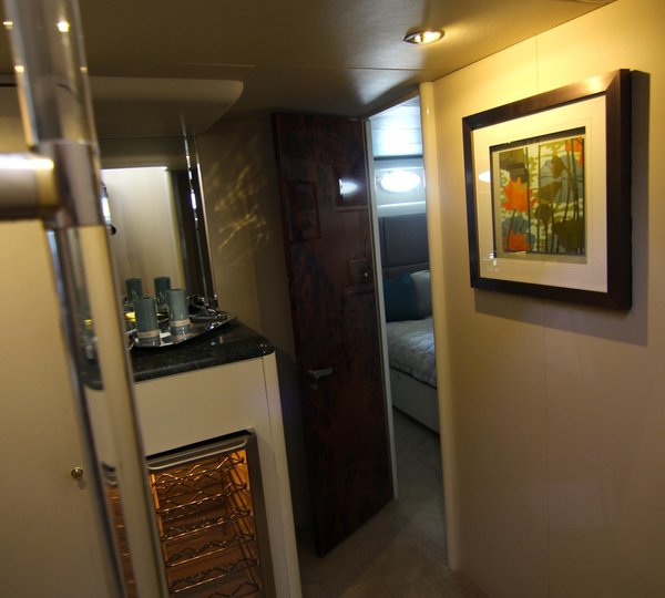 Lazzara 76 PLAN B - Guest Foyer