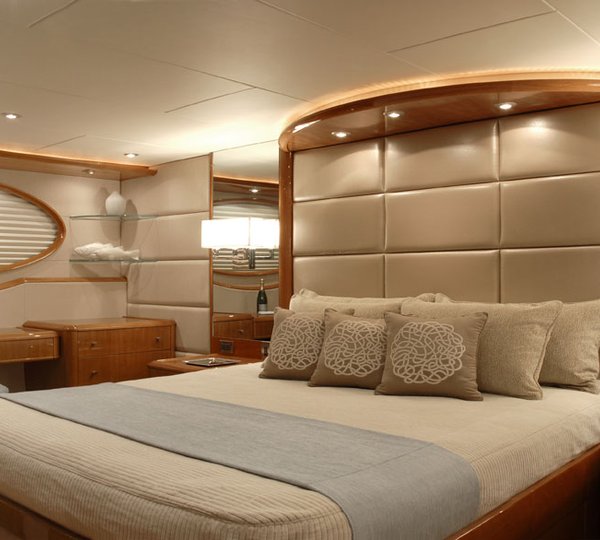 Lazzara 84 motor yacht 008