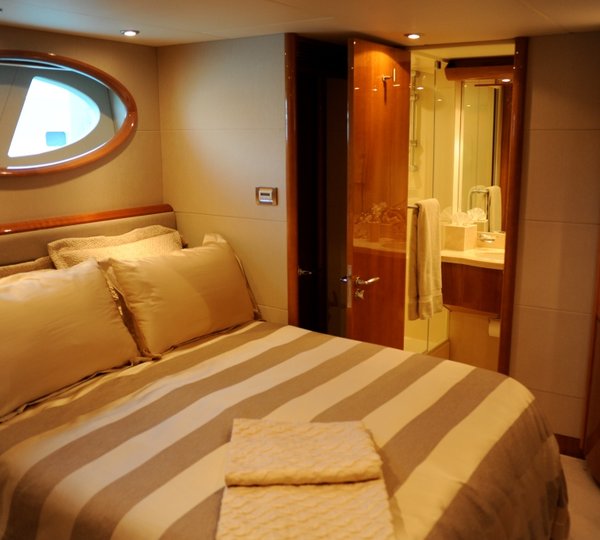 Lazzara 84 motor yacht 013