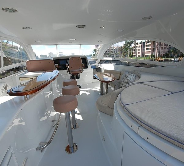Lazzara 84 motor yacht 016