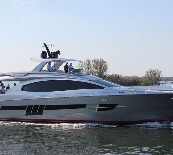 Lazzara LSX92 Yacht