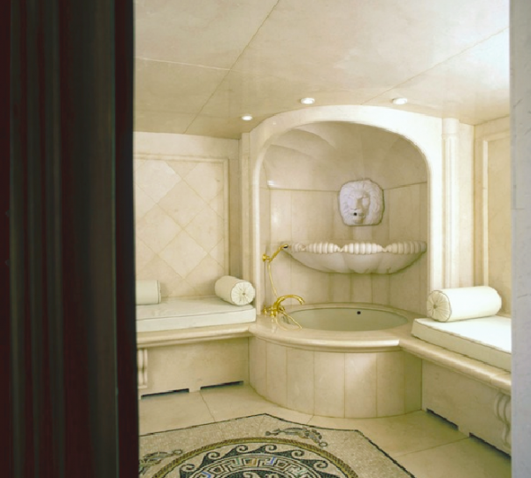 Luxurious mega yacht REVERIE by Benetti