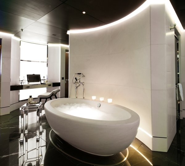Luxury Yacht Numptia - Owners suite bath