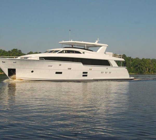 Luxury motor yacht Hatteras 100RPH on the water