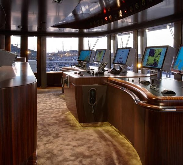 Luxury motor yacht Musashi - Wheelhouse