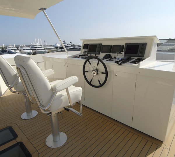 Luxury superyacht OLIBAMO - helm