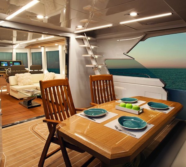 Luxury yacht 1700 XPRESSO - Aft Deck Dining