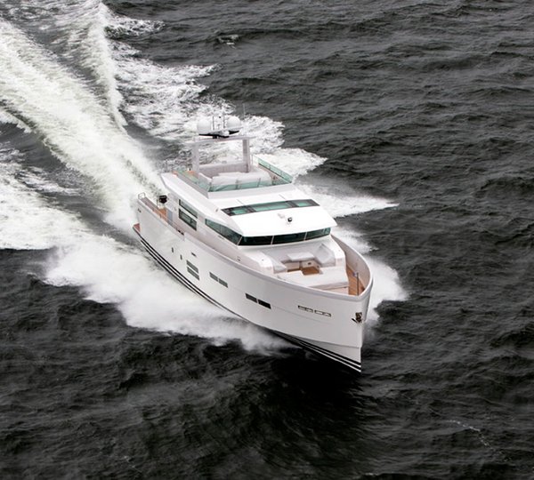 Luxury yacht 88 IPS - front view