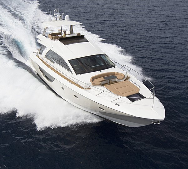 Luxury yacht Alpha 76 Flybridge - front view