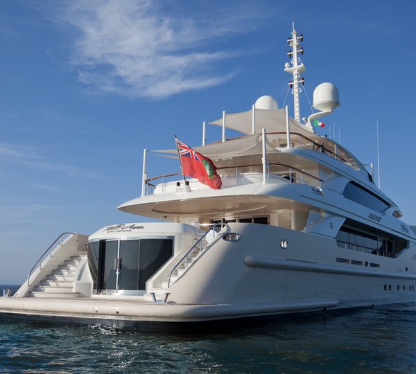 Luxury yacht BELLA ANNA - transom